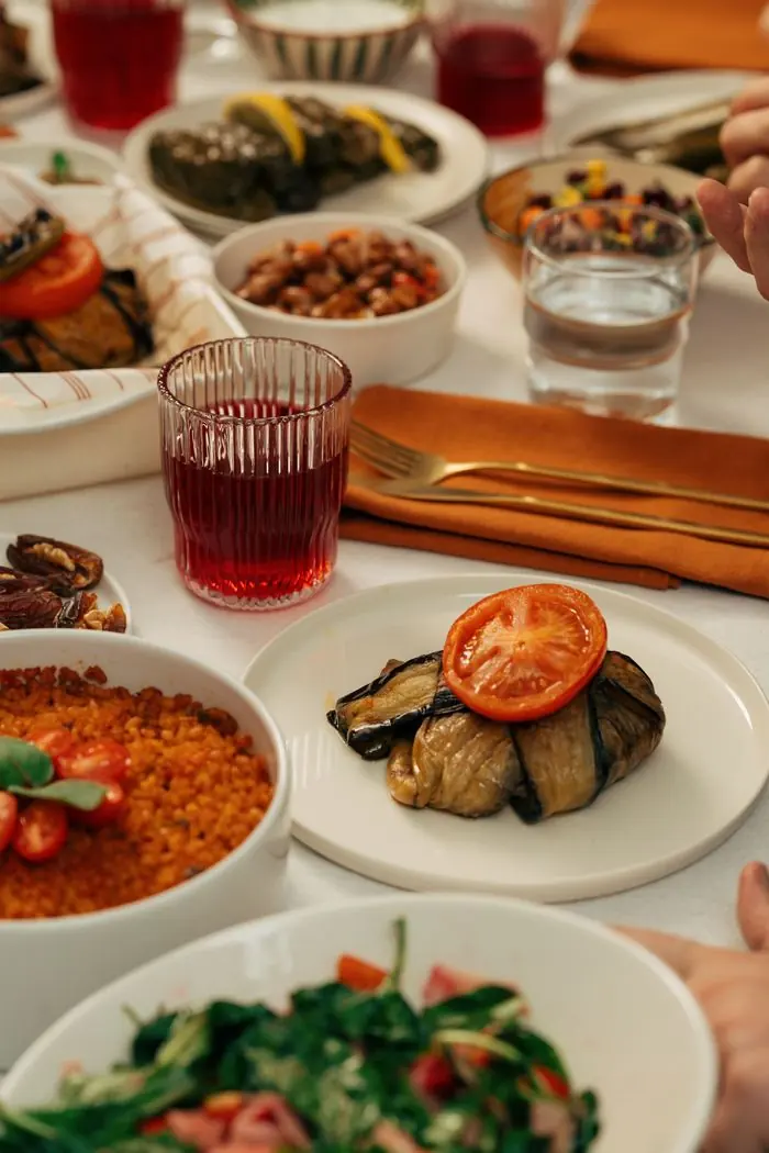 Zeytinyağlı dolma, bulgur pilavı ve közlenmiş patlıcan tabaklarıyla kurulmuş sofra