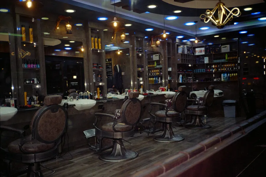 Akşam saatlerinde dükkânın aynalı tezgâhı ve deri berber koltukları